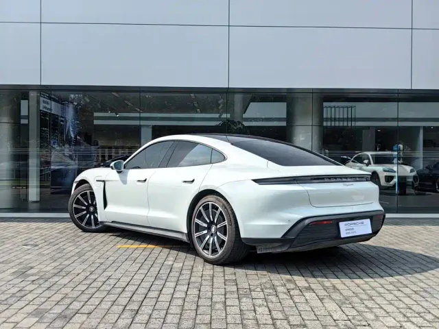 Porsche Taycan — Фото автомобиля 3