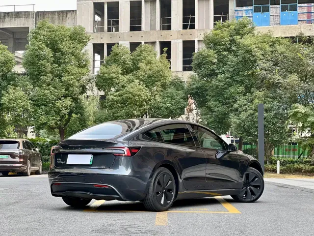 Tesla Model 3 — Фото автомобиля 24