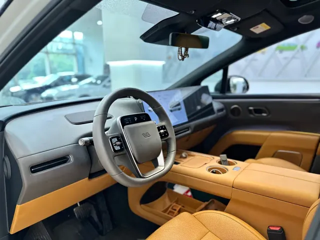 Li Auto i8 — Фото автомобиля 3