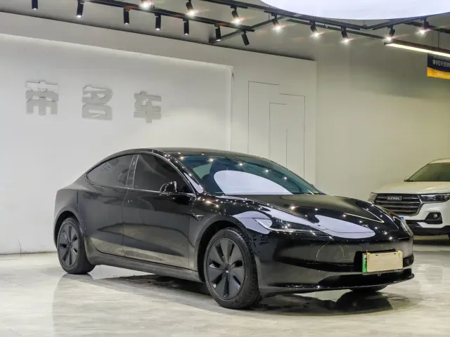 Tesla Model 3 — Фото автомобиля 3