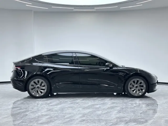 Tesla Model 3 — Фото автомобиля 10