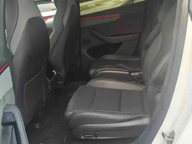 Tesla Model Y L — Фото автомобиля 5