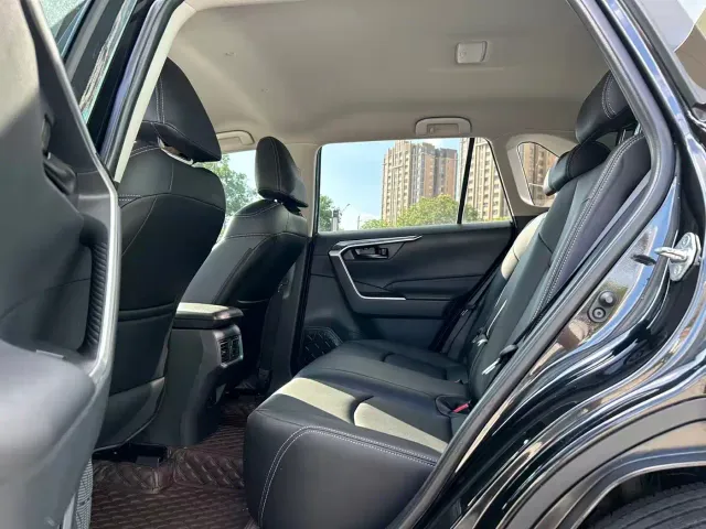 Toyota RAV4 — Фото автомобиля 7