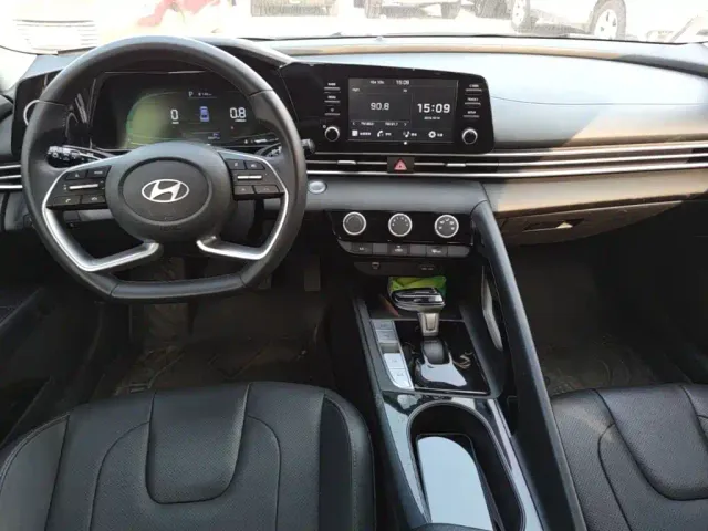 Hyundai Elantra — Фото автомобиля 12