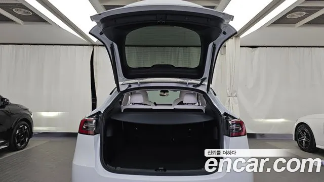 Tesla Model Y — Фото автомобиля 26