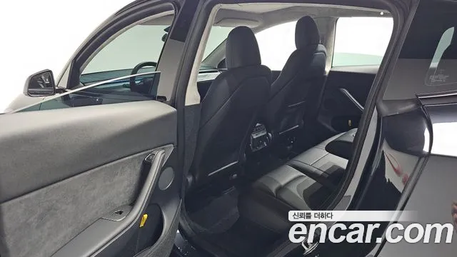 Tesla Model Y — Фото автомобиля 18