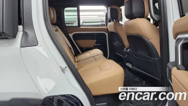 Land Rover Defender — Фото автомобиля 12