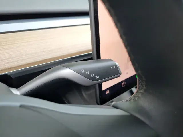 Tesla Model Y — Фото автомобиля 23