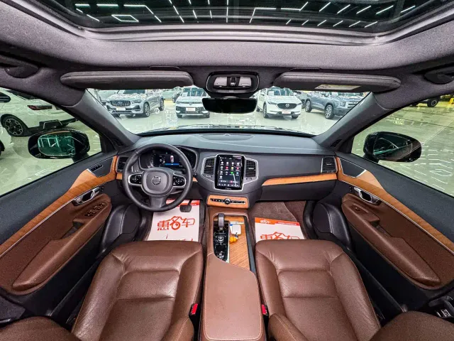 Volvo XC90 — Фото автомобиля 10