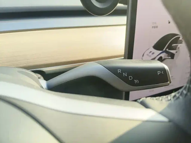 Tesla Model 3 — Фото автомобиля 13