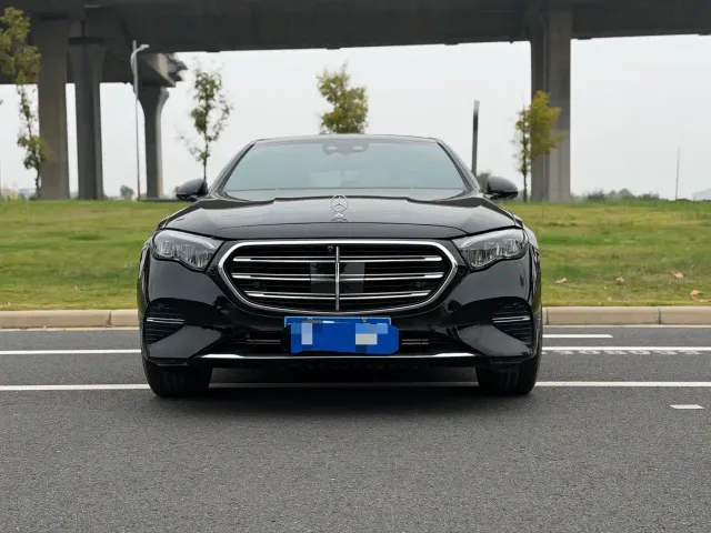 Mercedes-Benz E-Class — Фото автомобиля 2