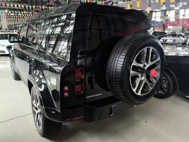 Land Rover Defender — Фото автомобиля 4