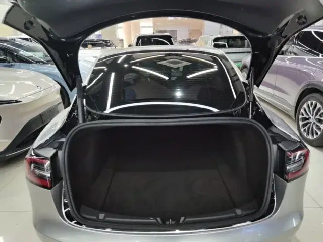 Tesla Model 3 — Фото автомобиля 18