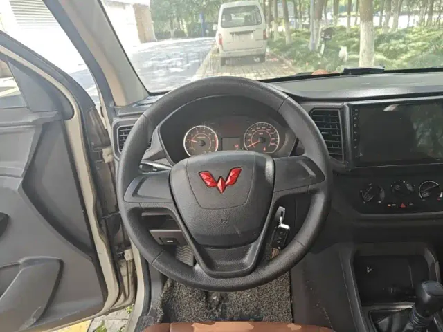 Wuling Hongguang V — Фото автомобиля 10