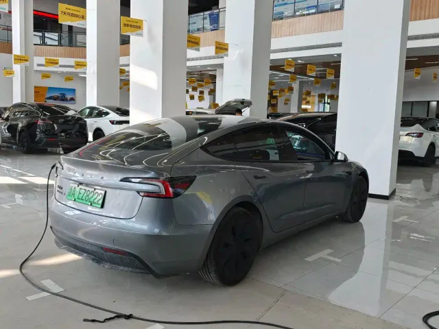 Tesla Model 3 — Фото автомобиля 4