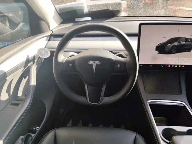 Tesla Model Y — Фото автомобиля 6
