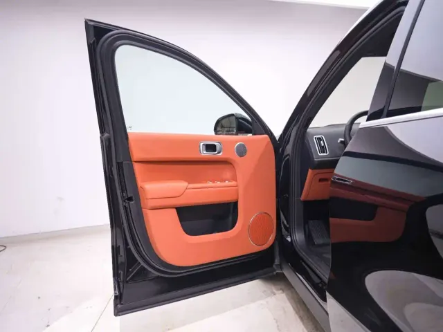 Li Auto L8 — Фото автомобиля 21
