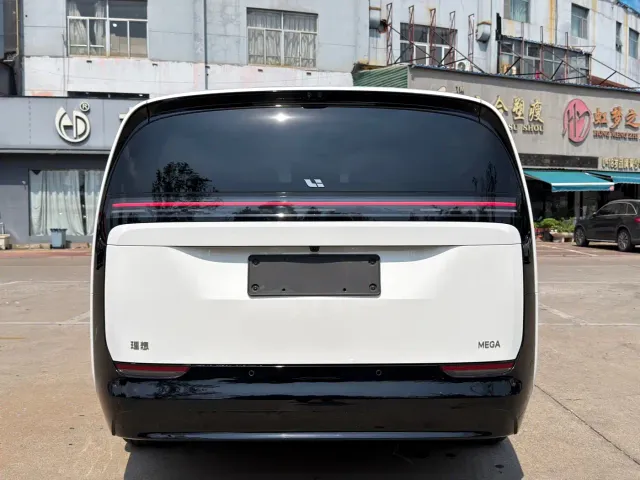 Li Auto MEGA — Фото автомобиля 17