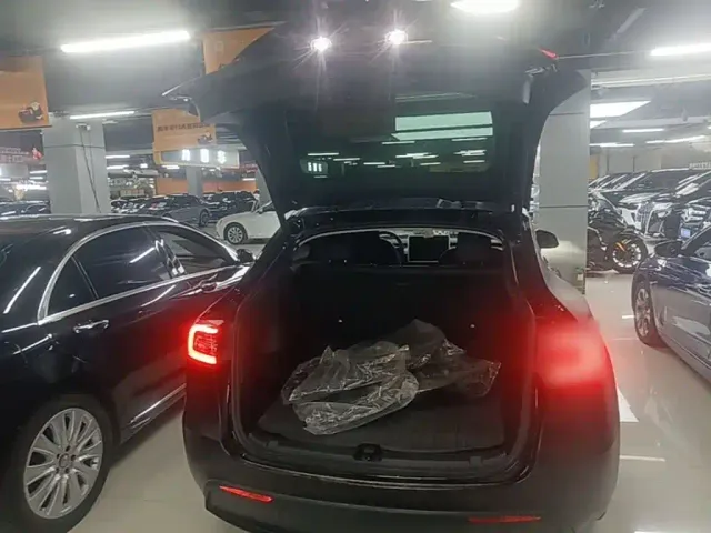 Tesla Model Y — Фото автомобиля 18