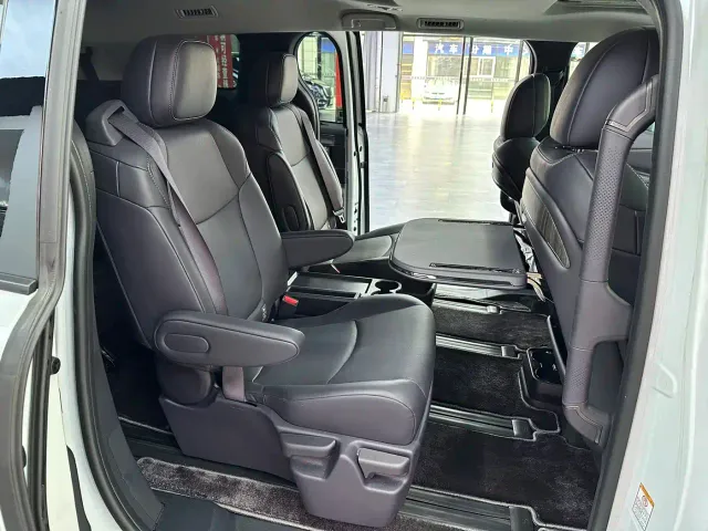 Toyota Sienna — Фото автомобиля 10