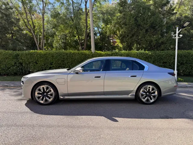 BMW i7 — Фото автомобиля 3