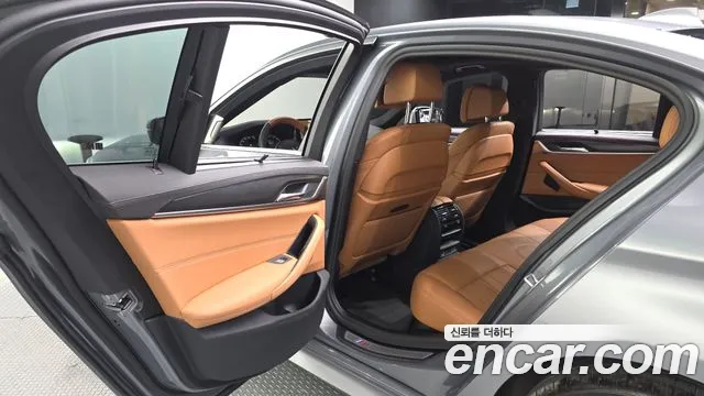 BMW 5 Series G30 — Фото автомобиля 16