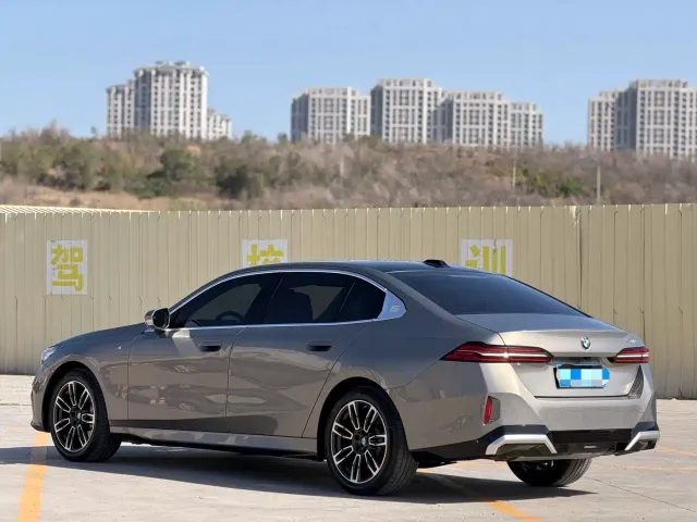 BMW 5 Series — Фото автомобиля 6