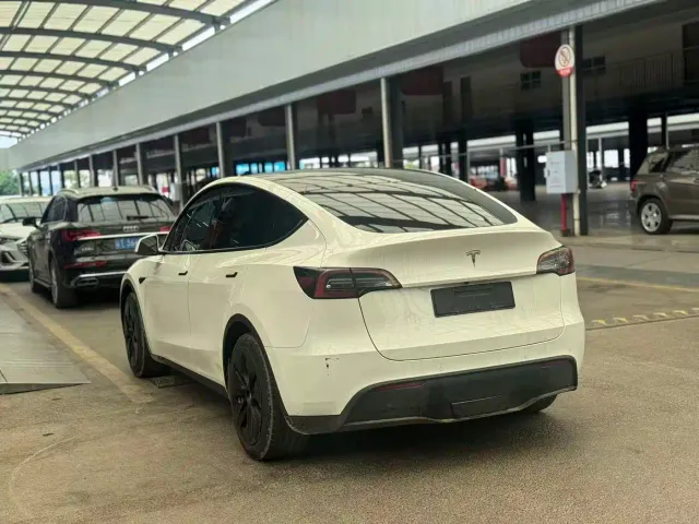 Tesla Model Y — Фото автомобиля 8