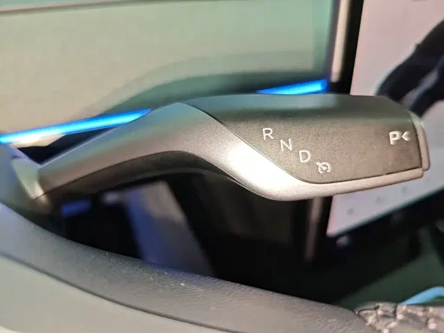 Tesla Model Y — Фото автомобиля 13