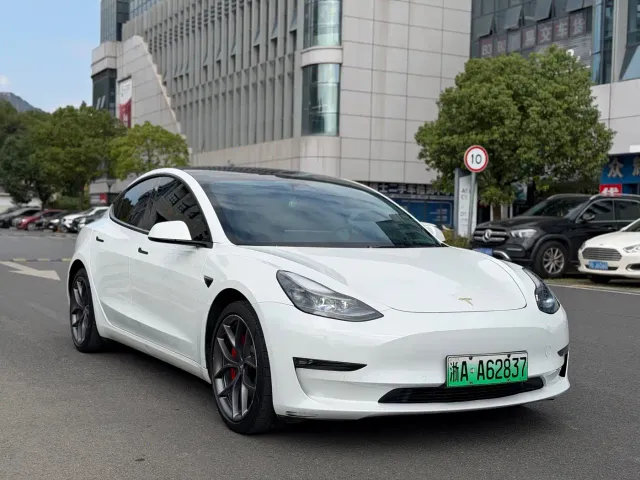 Tesla Model 3 — Фото автомобиля 3
