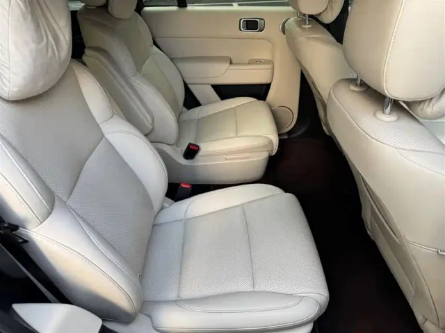 Li Auto L8 — Фото автомобиля 12