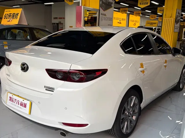 Mazda Axela — Фото автомобиля 4