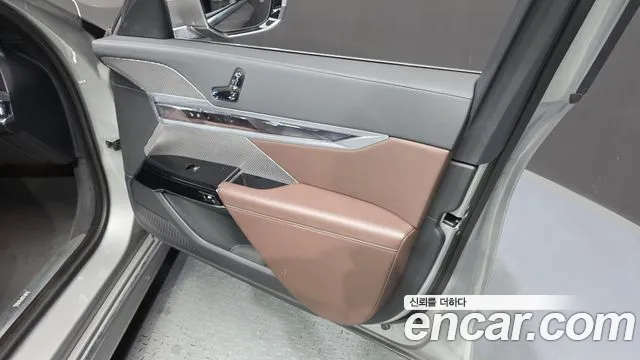 BMW 7 Series G70 — Фото автомобиля 13
