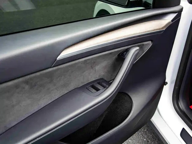 Tesla Model Y — Фото автомобиля 14