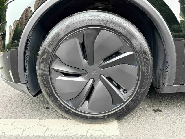 Tesla Model Y — Фото автомобиля 4