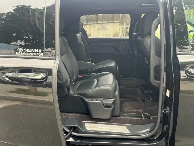 Toyota Sienna — Фото автомобиля 14