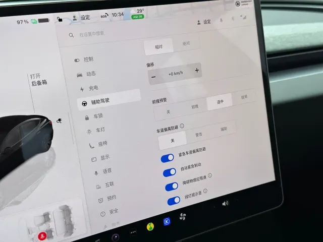 Tesla Model 3 — Фото автомобиля 10