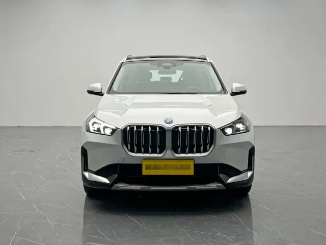 BMW iX1 — Фото автомобиля 2