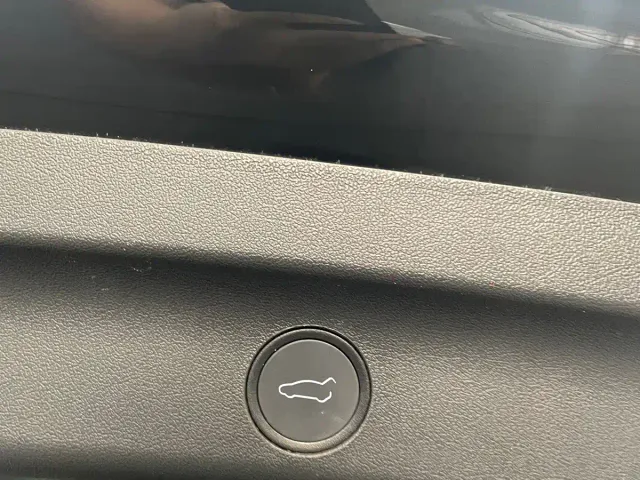 Tesla Model Y — Фото автомобиля 27