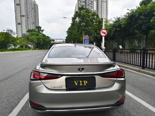 Lexus ES — Фото автомобиля 6