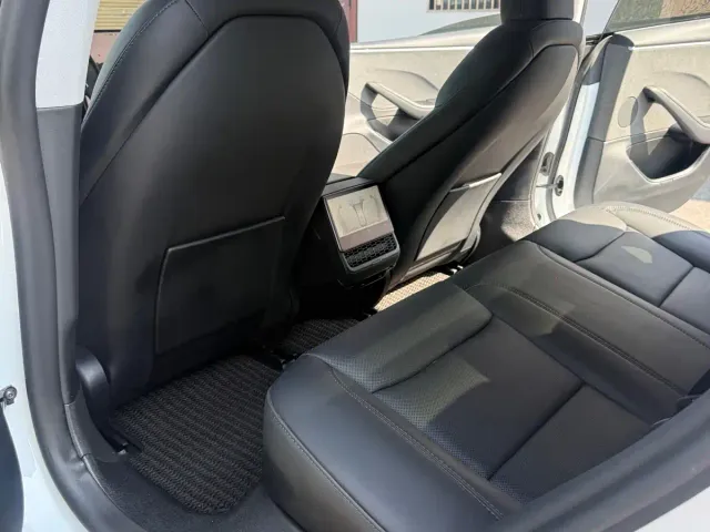 Tesla Model 3 — Фото автомобиля 12