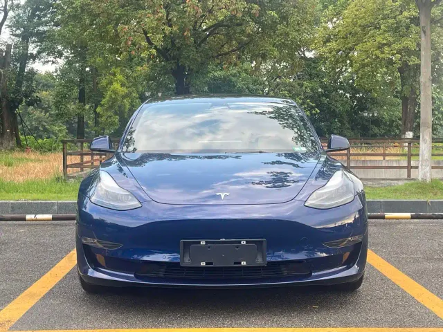 Tesla Model 3 — Фото автомобиля 2