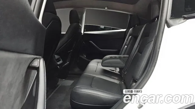 Tesla Model Y — Фото автомобиля 17