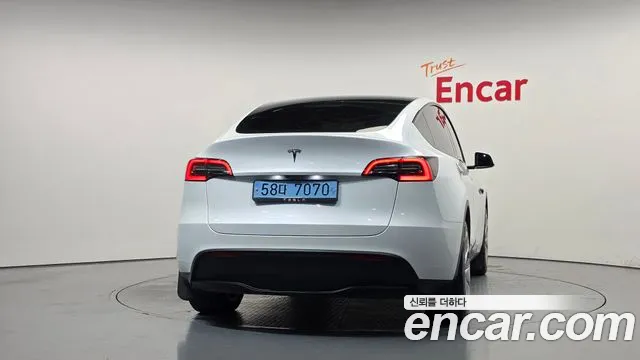 Tesla Model Y — Фото автомобиля 4