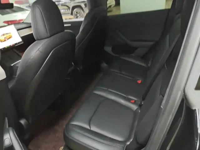 Tesla Model Y — Фото автомобиля 16