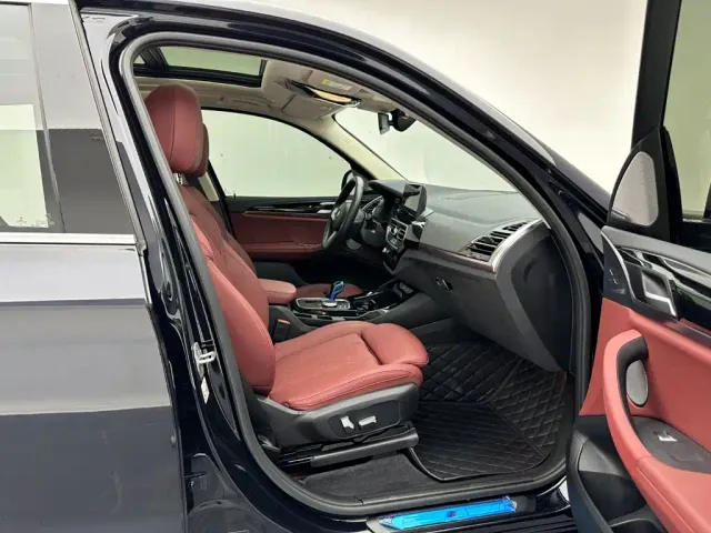 BMW iX3 — Фото автомобиля 13