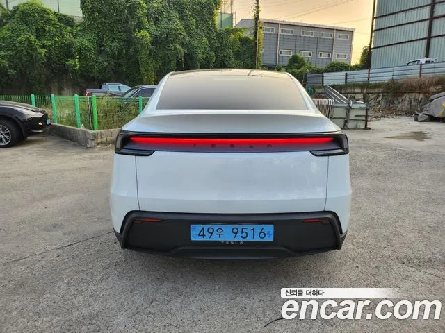Tesla Model Y — Фото автомобиля 3