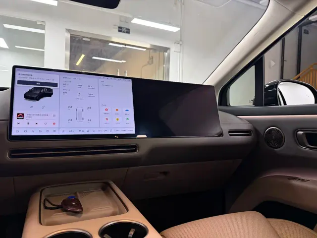 Li Auto i8 — Фото автомобиля 19