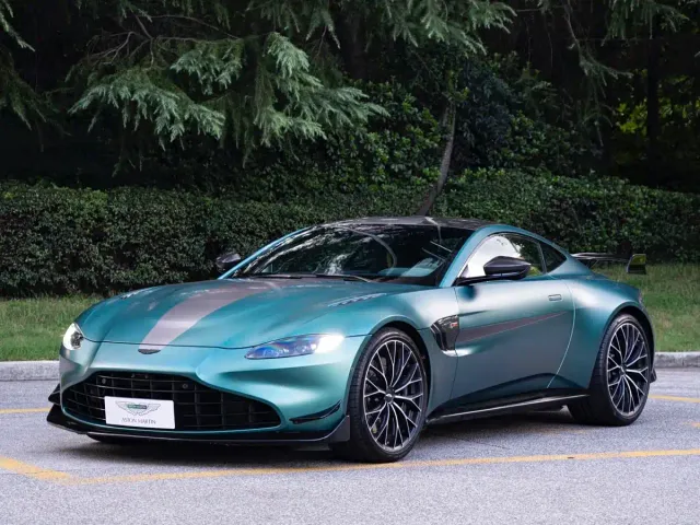 Фотография автомобиля — Aston Martin V8 Vantage