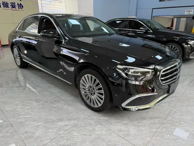 Mercedes-Benz E-Class — Фото автомобиля 3